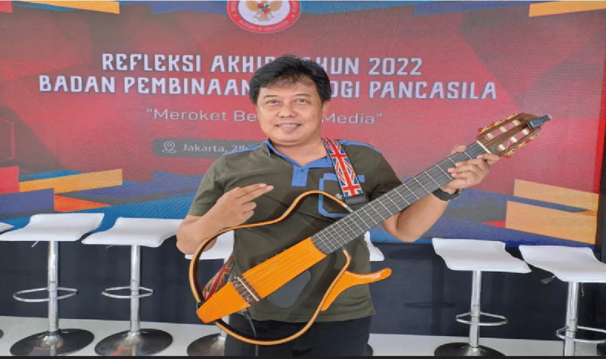 Yadi Sembako Kumandangkan Adzan Saat Pemakaman Mudy Taylor