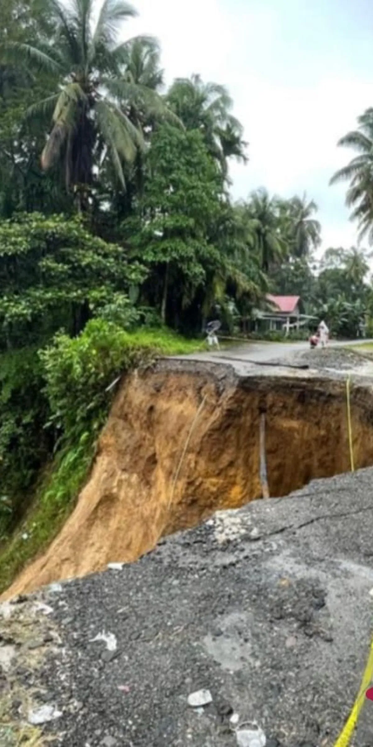 Jalan Padang Pariaman-Agam terputus akibat longsor
