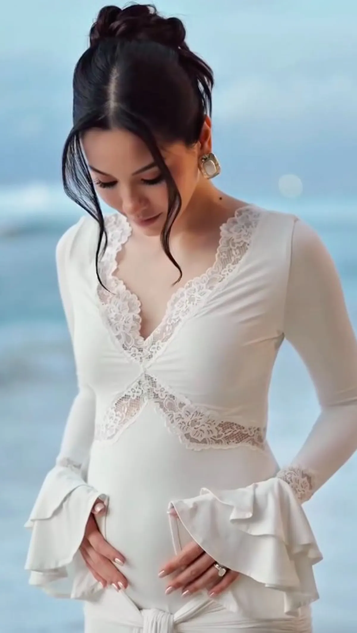 5 Potret Alyssa Daguise Pamer Baby Bump Bareng Al Ghazali, Aesthetic Berlatar Laut Indah