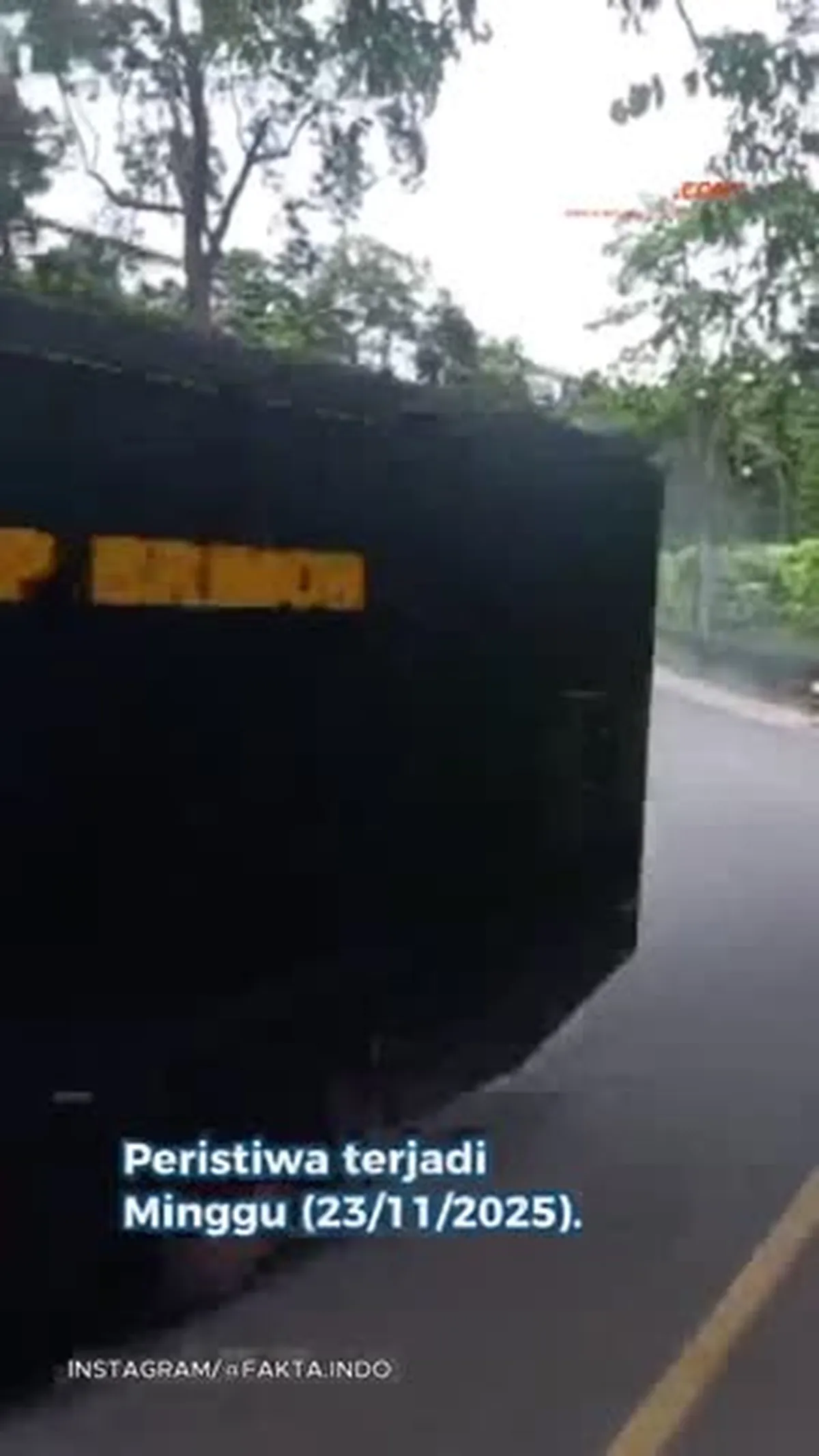 Detik-detik Truk Brimob Masuk Jurang 30 Meter di Lampung