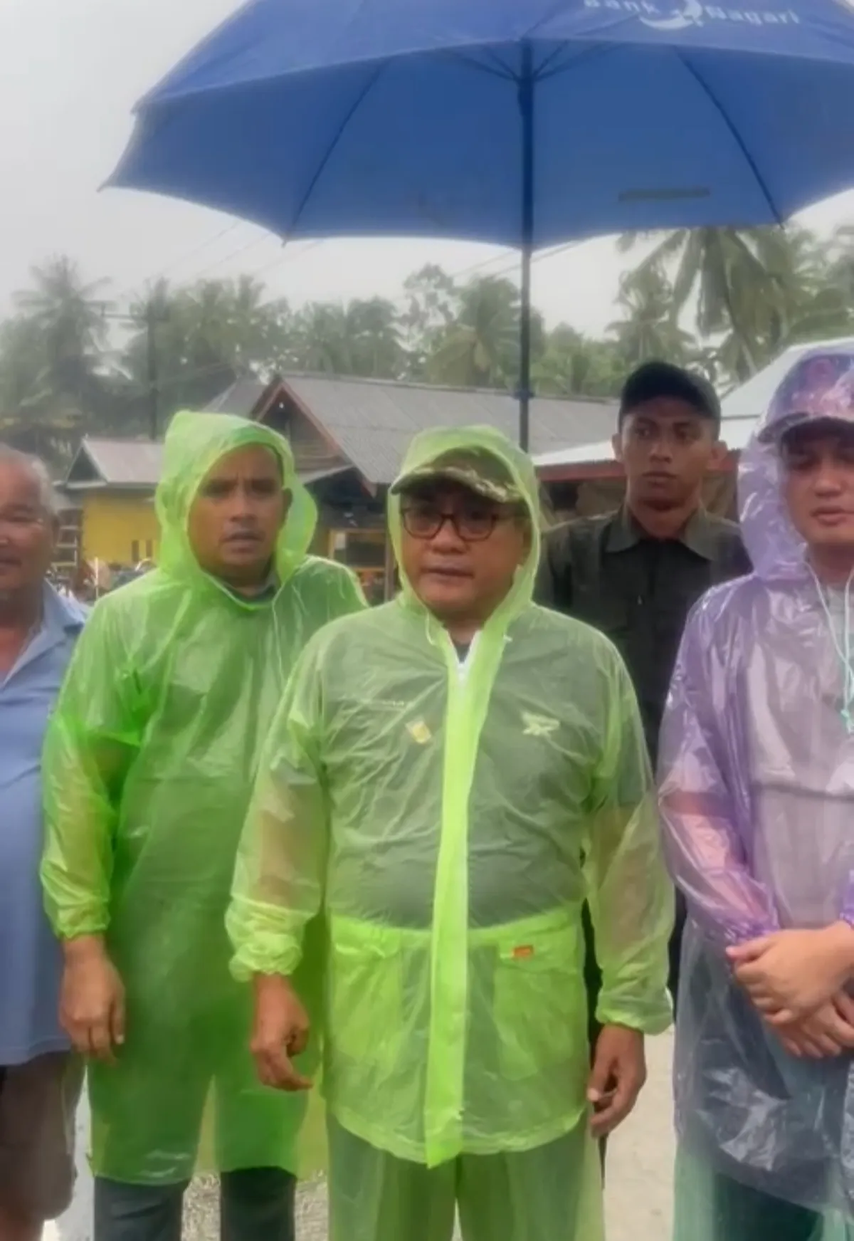 Bupati JKA Tak Kuasa Tahan Sedih Saksikan Jembatan Koto Buruk Putus, Serukan Evakuasi Massal Warga