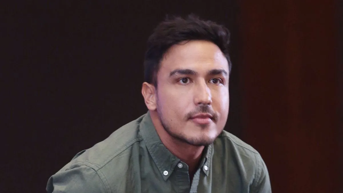 Hamish Daud Datang Bawa Bunga untuk Makam Ibu Raisa