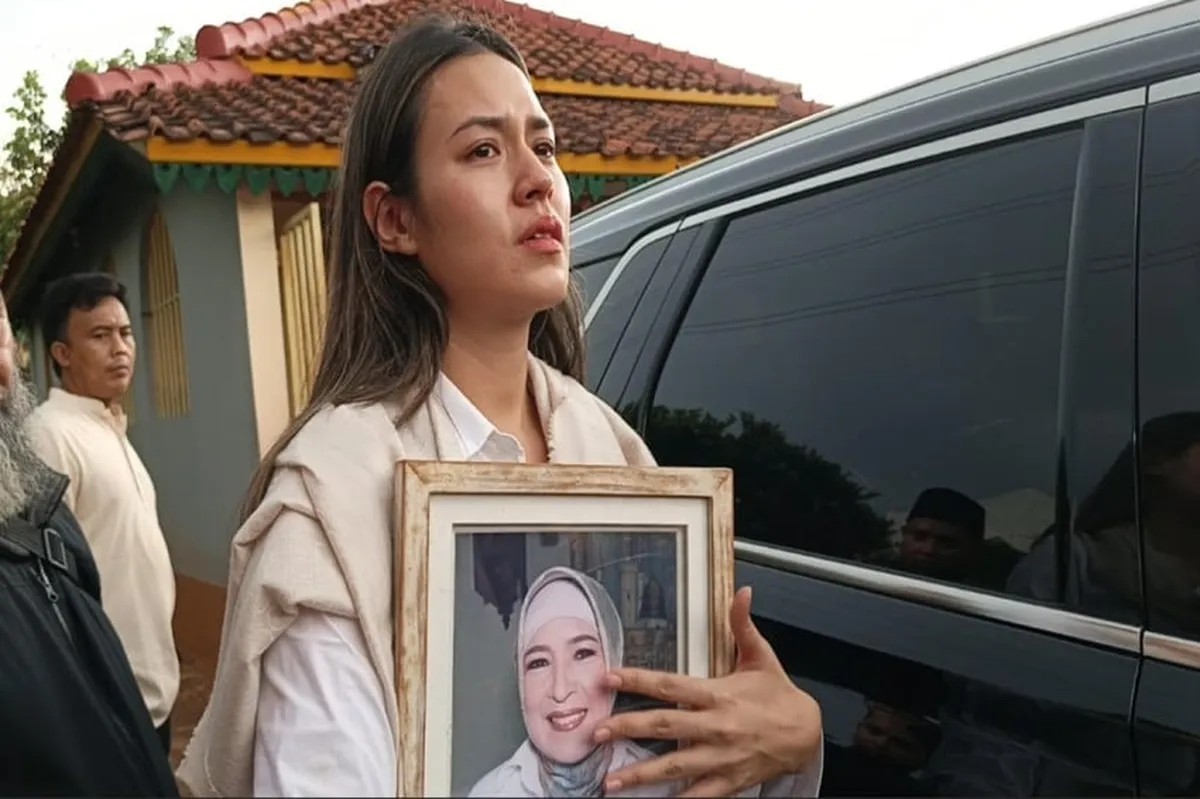 Raisa Peluk Foto Ibunda usai Pemakaman, Tak Kuasa Tahan Tangis