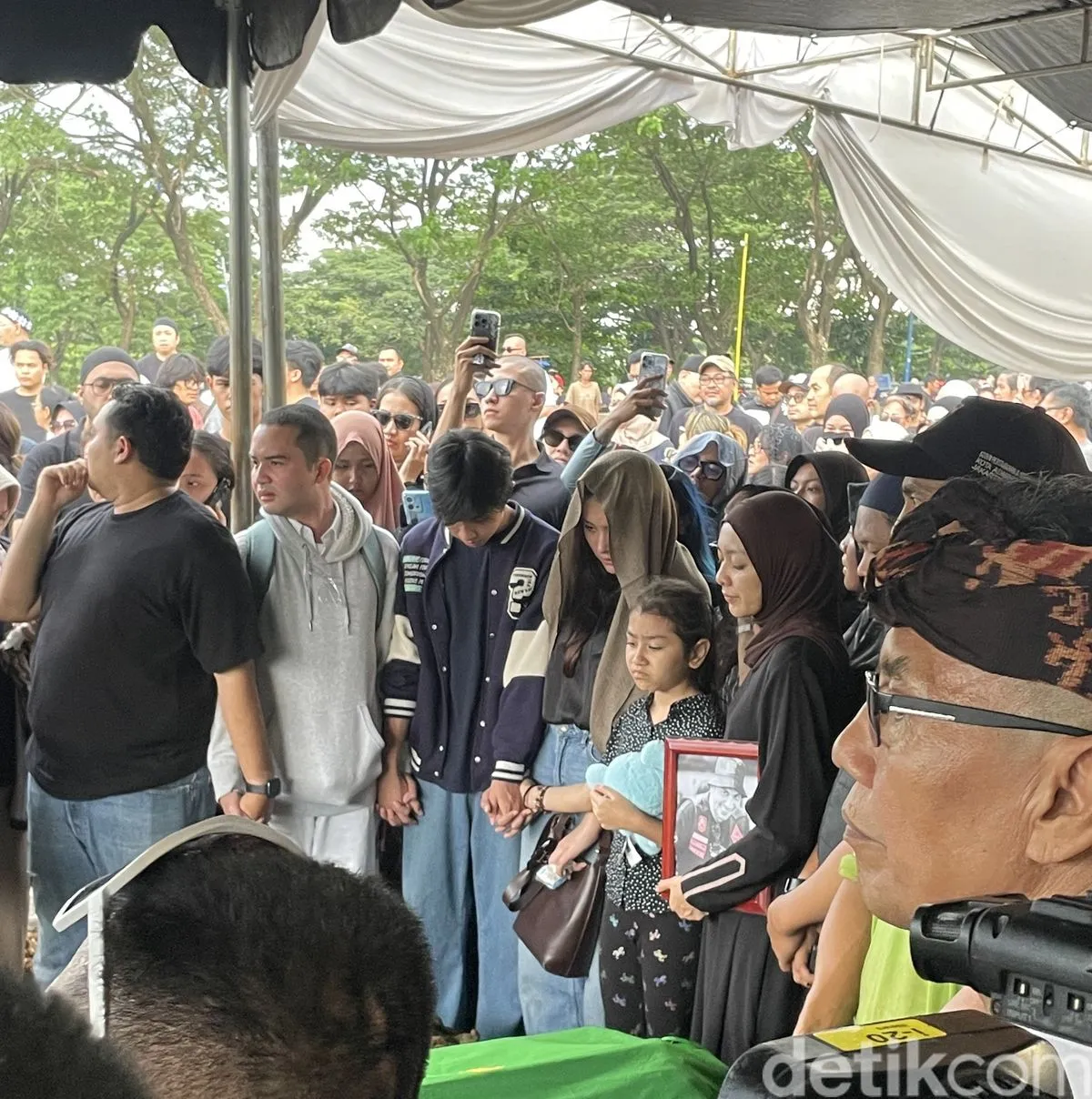 Richa Novisha Lemas dan Dipapah Keluarga Saat Lepas Jenazah Gary Iskak