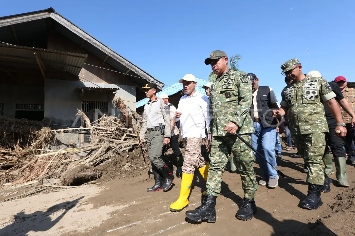 Panglima TNI kunjungi lokasi dan korban banjir Aceh