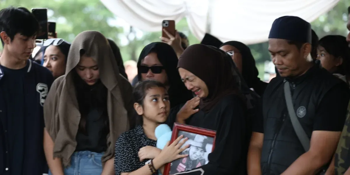 Pecah Tangis Richa Novisha Antar Gary Iskak ke Peristirahatan Terakhir di TPU Tanah Kusir