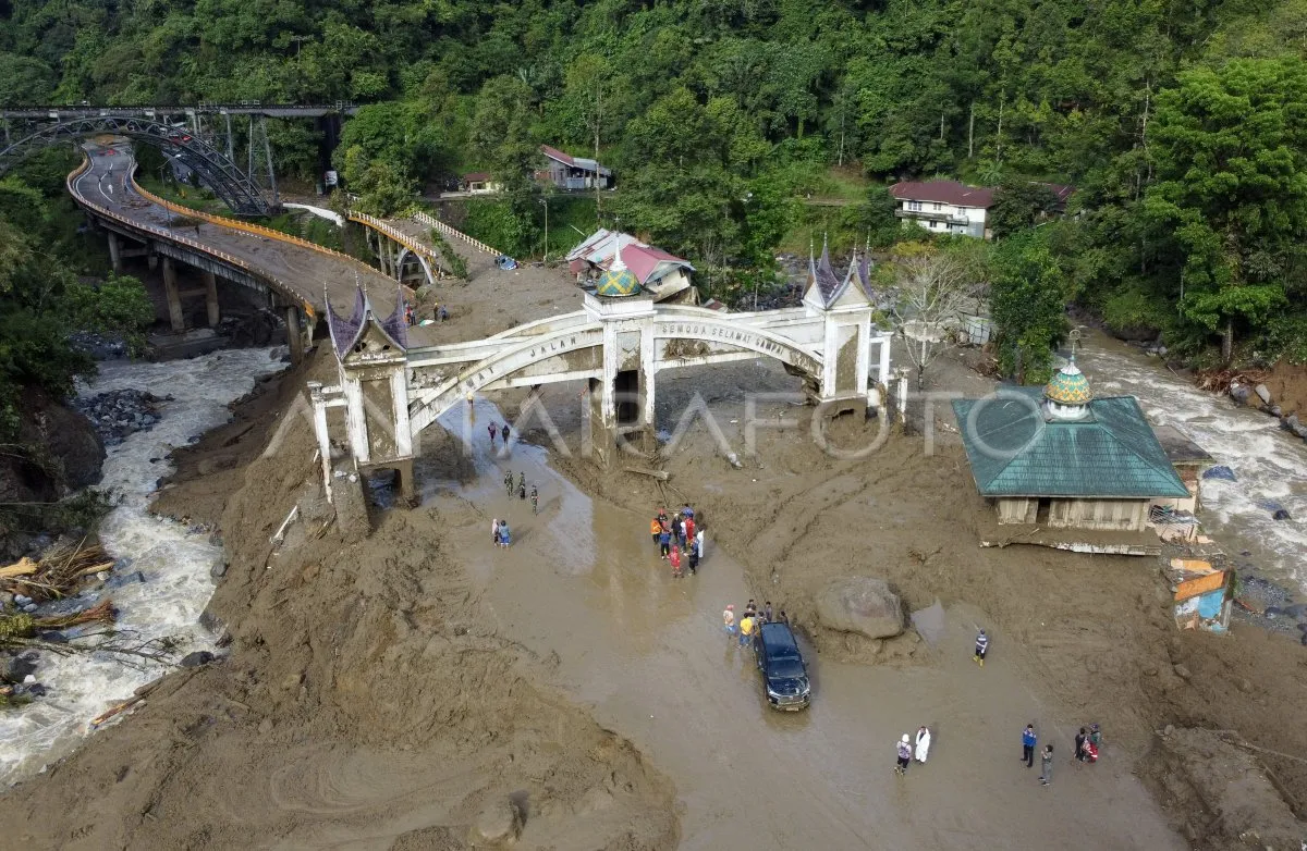 Pembersihan Jembatan Kembar Silaiang dari material longsor