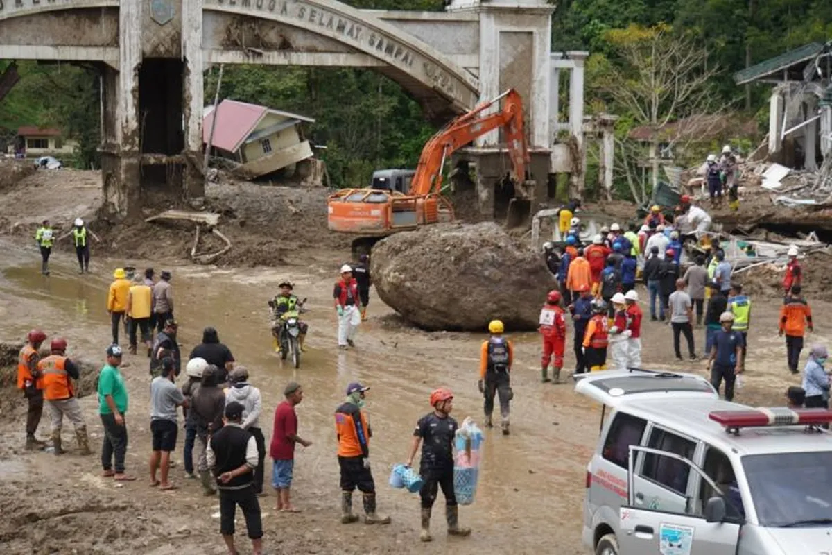 3 Jenazah Korban Longsor di Jembatan Kembar Padang Panjang Dievakuasi