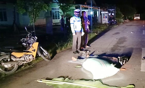 TERKAPAR-Petugas Sat Lantas Polres Musi Rawas di lokasi kejadian, tampak korban terkapar di jalan umum Desa Tambahasri, Kecamatan Tugumulyo.