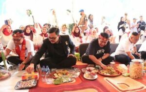Gubernur Herman Deru mengajak mempertahankan Budaya Kearifan Lokal dengan ikut Festival Sedekah Ramo Nasi Punjung Ayam Terjun