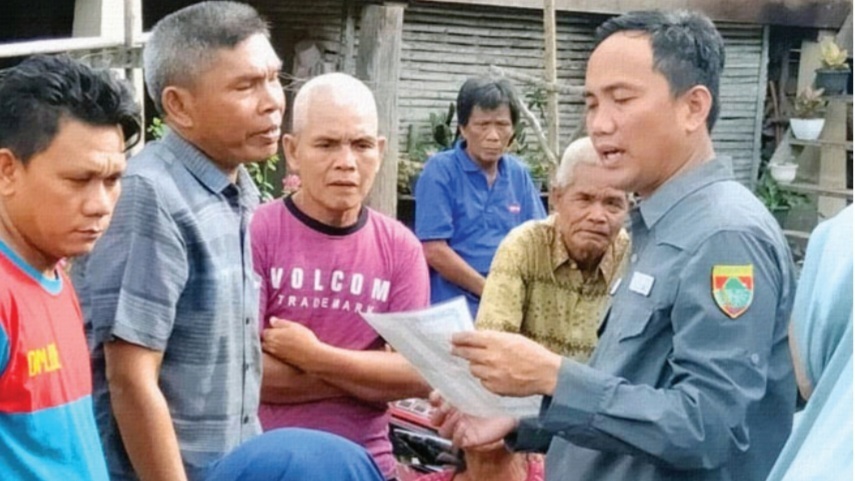 Dinas Kependudukan dan Catatan Sipil Kabupaten Musi Rawas menggelar program gerakan cetak di tempat (Gertak) mobil administrasi kependudukan