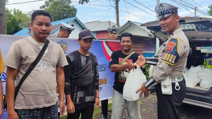Satuan Lalulintas (Satlantas) Polres Musi Rawas, Polda Sumatera Selatan melaksanakan patroli pembagian sembako kepada masyarakat.
