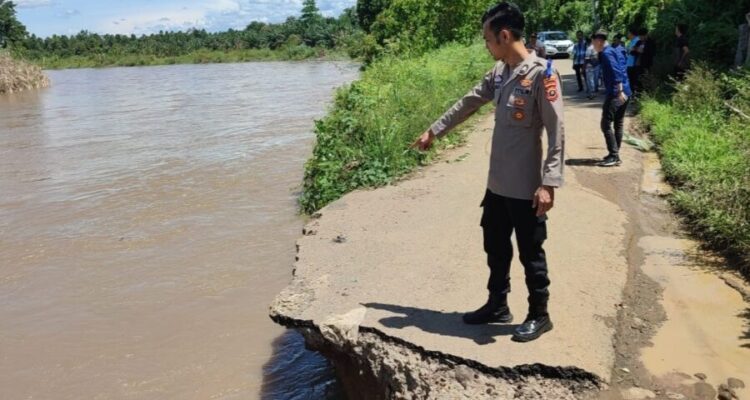 ampir separuh badan jalan longsor akibat tergerus arus air Sungai Musi pasca hujan lebat terjadi beberapa hari terakhir.