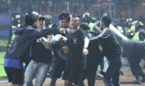 Mabes Polri menetapkan enam orang tersangka dalam tragedi di Stadion Kanjuruhan, Malang yang menewaskan ratusan orang termasuk suporter