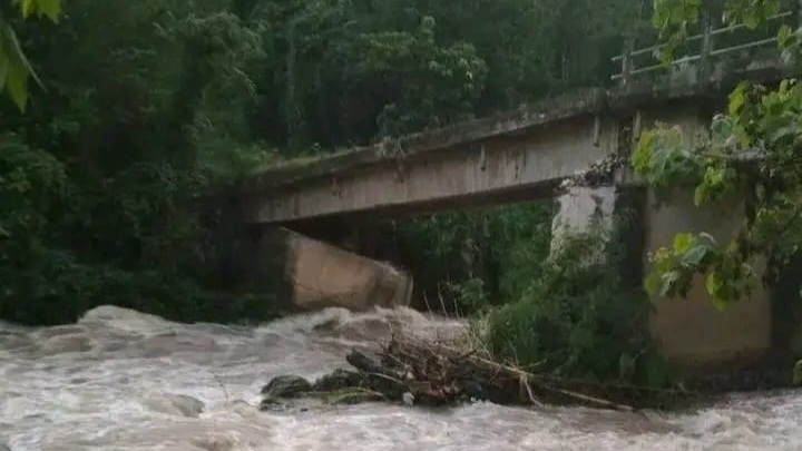 Kondisi ini juga mengakibatkan jembatan Sungai Air Deras yang biasa digunakan warga untuk pergi ke kebun nyaris ambruk