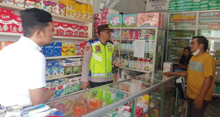 Personil Polsek Rawas Ilir, Polres Musi Rawas Utara, Rabu, 26 Oktober 2022 melakukan monitoring peredaran obat sirup