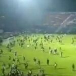 Kerusuhan terjadi pasca pertandingan Persebaya versus Arema FC di Stadion Kanjuruhan, Kabupaten Malang, Sabtu (1/10) malam.