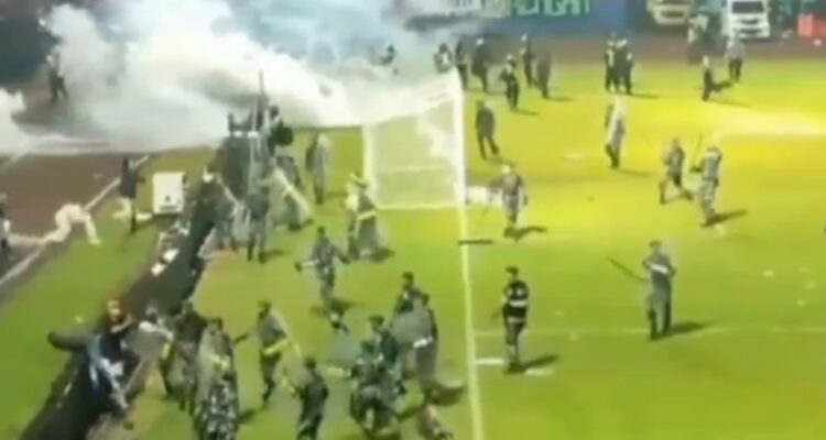 Sejumlah Aremania yang selamat dalam Tragedi Kanjuruhan di Stadion Kanjuruhan menyebutkan kerusuhan dipicu karena tembakan gas air mata