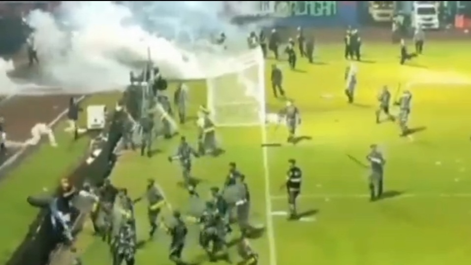 Sejumlah Aremania yang selamat dalam Tragedi Kanjuruhan di Stadion Kanjuruhan menyebutkan kerusuhan dipicu karena tembakan gas air mata