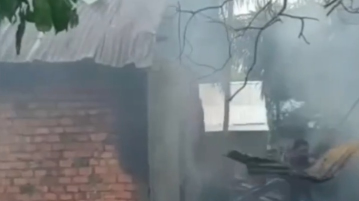 Kobaran api menghanguskan satu unit rumah di Kampung Jawa Timur, Desa Mekar Jaya, Kecamatan Tebing Tinggi
