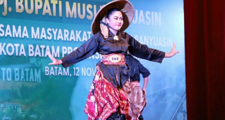 Tarian Nyadike Sawah dibawakan penari asal Sanggar Sa'ayu Kabupaten Musi Banyuasin (Muba) memukau ribuan masyarakat