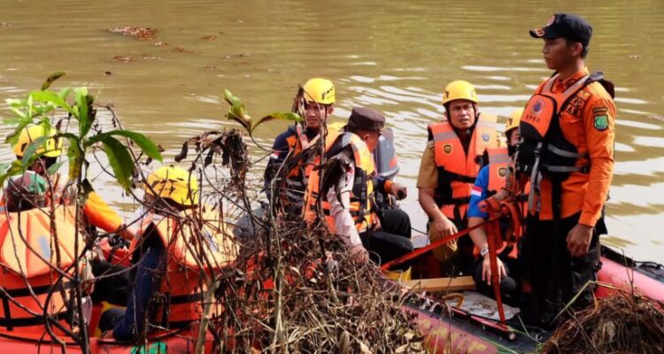 Sungai Dawas di Desa Tanjung Dalam Kecamatan Keluang Kabupaten Musi Banyuasin (Muba) tercemar akibat aktivitas illegal drilling.