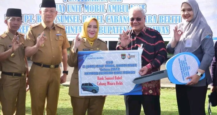 Bank Sumsel Babel Cabang Miara Beliti menyerahkan CSR dua unit mobil ambulance kepada Pemkab Musi Rawas, Senin, 9 Januari 2023.