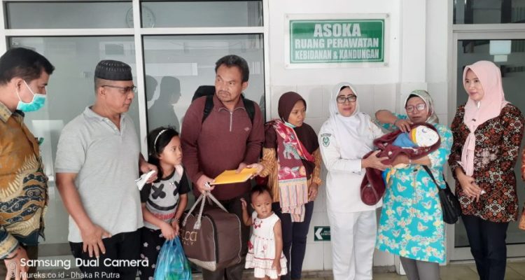 Seorang ibu asal Batu Ampar Kecamatan Batu Merah, Batam Saminem Ernawati mendapat pelayanan gratis dari Rumah Sakit (RS) Sobirin .