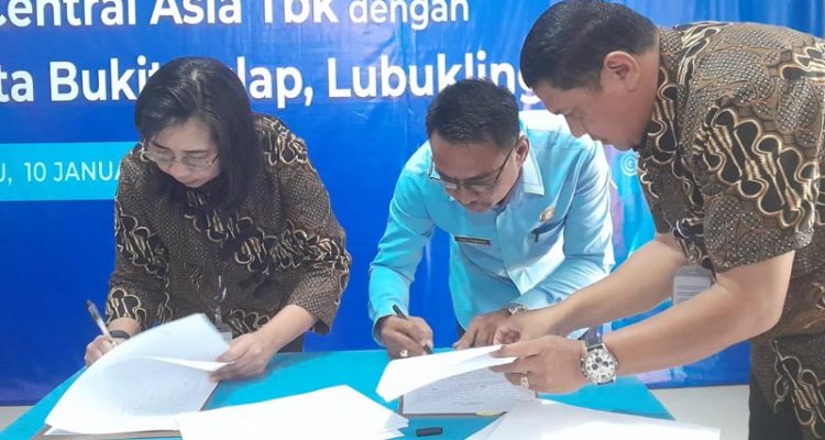 Direktur PDAM Tirta Bukit Sulap (TBS), Hadi Purwanto menandatangani kerjasama dengan PT Bank Central Asia (BCA) KCU Kota Lubuklinggau