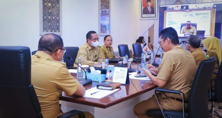 Penjabat Bupati Musi Banyuasin H Apriyadi diwakili Pj Sekda H Musni Wijaya mengikuti rapat koordinasi (Rakor) pencabutan PPKM.