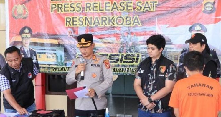 Tim Opsnal Satres Narkoba Polres Banyuasin mengamankan terduga pelaku pengedar Narkoba jenis Sabu asal Aceh.