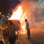 Terduga pemilik mobil (berdiri kanan) usai terbakar menghilang, panik begitu melihat mobilnya terbakar usai mengisi BBM di SPBU Jl Merdeka, Palembang, tadi malam. Terlihat sekuriti berusaha memadamkan api menggunakan APAR
