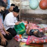 Warga lanjut usia (Lansia) di Kabupaten Musi Banyuasin (Muba) Provinsi Sumatera Selatan mendapat bantuan paket Sembako.