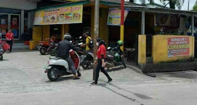 Anggota polisi bertugas di Sat Samapta Polrestabes Palembang, Polda Sumatera Selatan Aiptu ME (44)  ditusuk tukang roti.