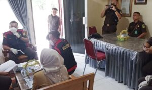 Penyidik Kejaksaan Negeri (Kejari) Palembang melakukan melakukan penggeledahan di SMA Negeri 19 Kota Palembang.