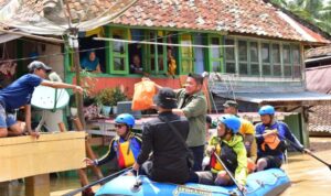 Gubernur Sumatera Selatan H Herman Deru menegaskan, bantuan untuk korban banjir di Kabupaten Musi Rawas harus diantarkan kepada para korban.