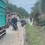 Kaca mobil dua truk yang melintas di Jalan Lintas Muara Kelingi Kabupaten Musi Rawas diduga dipecah oknum warga.