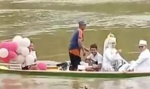Banjir di Desa Lubuk Pandan, Kecamatan Muara Lakitan Kabupaten Musi Rawas menjadi saksi nikah Andika Syahputra dan Nadia Oktaviani.