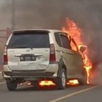 Sebuah mobil terbakar di atas Jembatan Musi IV Kota Palembang Provinsi Sumatera Selatan, Rabu, 22 Maret 2023.