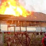 Saat membantu padamkan api, seorang pria warga Kecamatan Rawas Ilir, Kabupaten Musi Rawas Utara (Muratara) alami kejadian mengerikan.