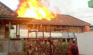 Saat membantu padamkan api, seorang pria warga Kecamatan Rawas Ilir, Kabupaten Musi Rawas Utara (Muratara) alami kejadian mengerikan.