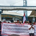 Sejumlah massa dari Sungai Kili dan Sungai Segung, Desa Keban, Kecamatan Lahat, Kabupaten Lahat, menggelar demo, Senin 6 Maret 2023.