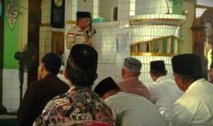 Bupati Muratara, H Devi Suartoni saat memberikan sambutan di Masjid At Taqwa Kelurahan Muara Rupit, Kabupaten Muratara