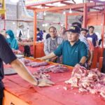 Penjabat Bupati Musi Banyuasin H Apriyadi, Rabu 19 April 2023 melakukan pemantauan harga bahan pokok kebutuhan lebaran di Pasar Sekayu.