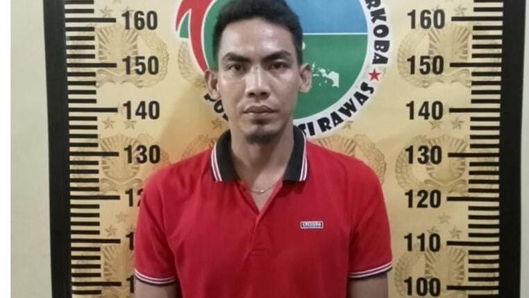 Seorang pria berbahaya diketahui bernama Jamli alias Jam (32), warga Desa Mambang, Kecamatan Muara Kelingi, Musi Rawas diamankan .