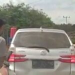 Mobil petugas ULP PLN Kayuangung diserang oknum saat melakukan penertiban aliran listrik di Desa Desa Penanggoan Duren