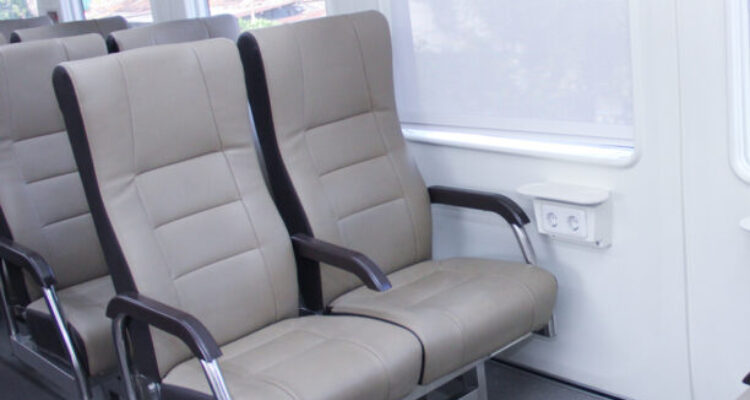 PT KAI Persero melakukan modifikasi gerbong kereta ekonomi dengan merubah kursi yang semula mantap 90 derajat menjadi bisa distel.