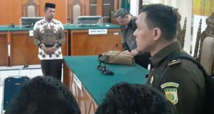 Sularno (34) guru SD Negeri Sungai Naik Kecamatan BTS Ulu Kabupaten Musi Rawas terpaksa mengungsi dari rumah usai divonis hukuman percobaan.