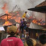 Tujuh keluarga di Kota Palembang harus kehilangan tempat tinggal gara-gara rumah yang mereka huni hangus terbakar akibat konsleting listrik