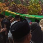 Jenazah Dwi Wahyuni Indrawati (61) korban kecelakaan mobil masuk ke jurang di Bengkulu dimakamkan Minggu, 28 Mei 2023.